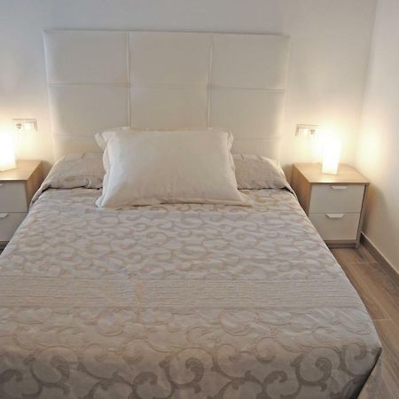 Recently Refurbished Apartment With Sea Views. 푸엔히롤라 외부 사진