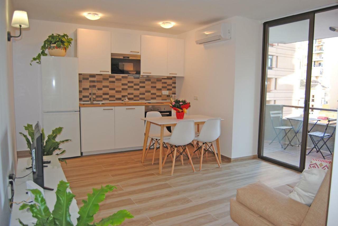 Recently Refurbished Apartment With Sea Views. 푸엔히롤라 외부 사진