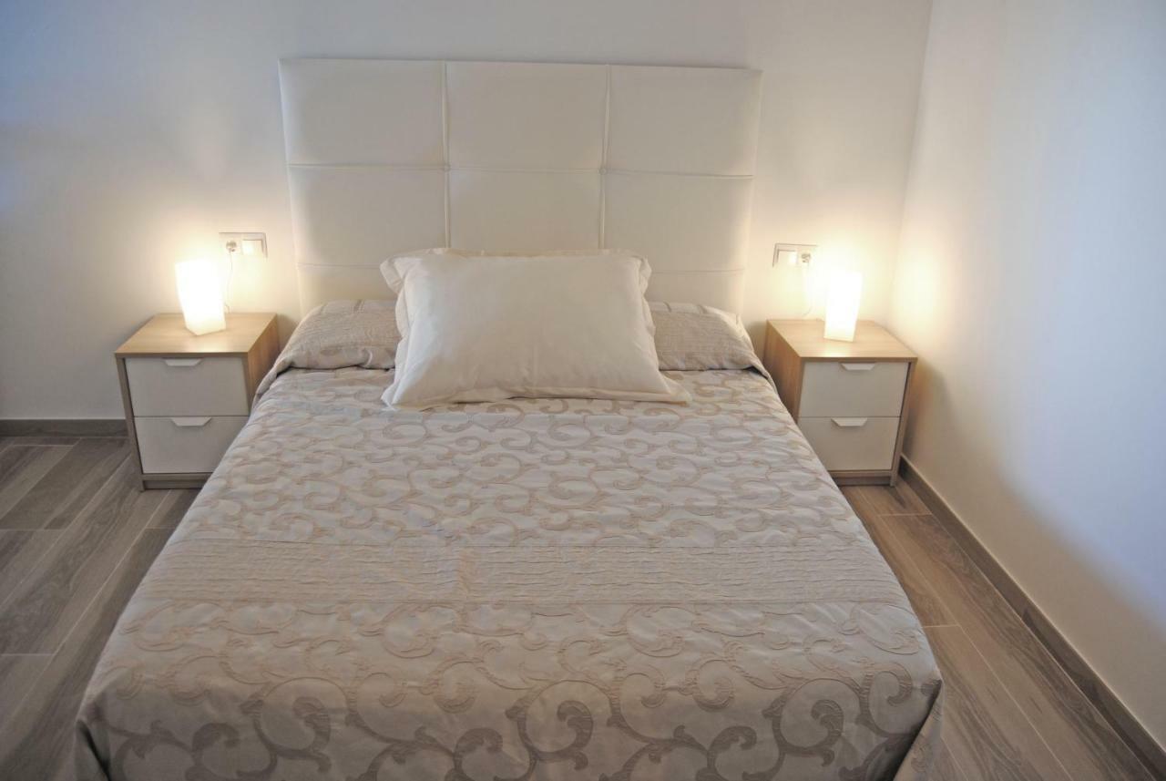 Recently Refurbished Apartment With Sea Views. 푸엔히롤라 외부 사진