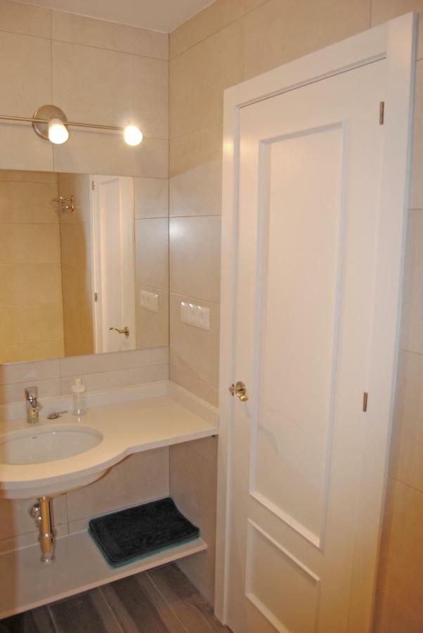 Recently Refurbished Apartment With Sea Views. 푸엔히롤라 외부 사진