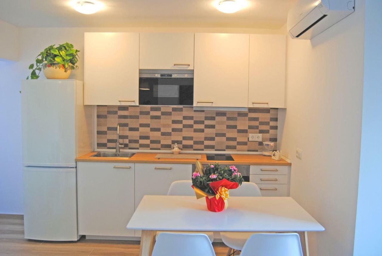 Recently Refurbished Apartment With Sea Views. 푸엔히롤라 외부 사진